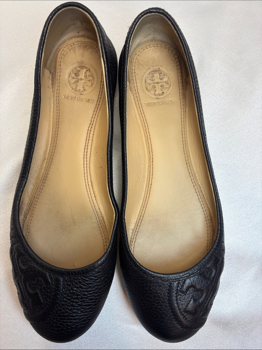 Tory Burch Black Pebbled Leather Logo Ballet Flats - Picture 2 of 10